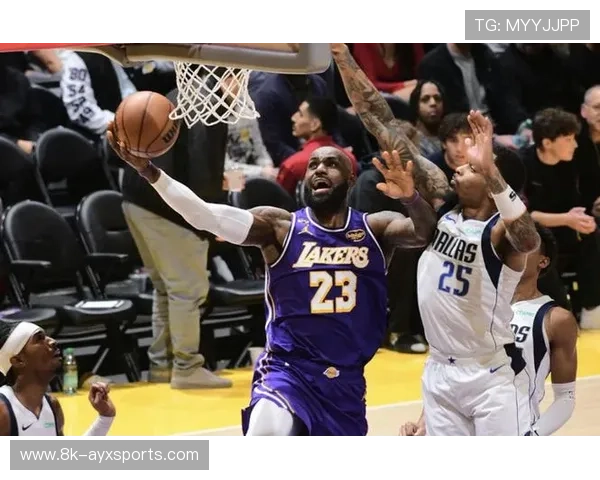 詹姆斯28+10+12创历史最年长三双纪录，湖人124-104轻取独行侠